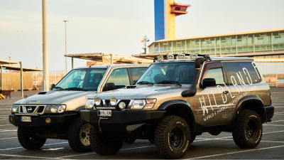 Dos vehículos 4x4 aparcados en el puerto de Almería para subir al ferry de Baleària para ir a Nador.