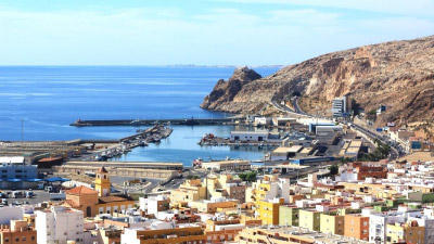 Vistas del puerto de Almería donde se encuentran las terminales de ferries para cruzar de Europa a África.