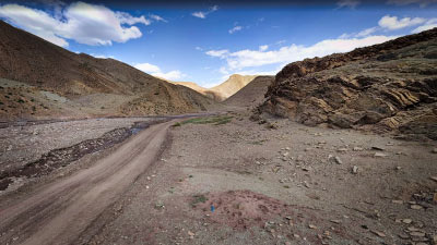 Pista 4x4 entre un valle y un rio cerca de las montañas de Midelt en Marruecos.