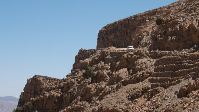 Un 4x4 en una pista de montaña en el Atlas durante una ruta 4x4 por Marruecos.