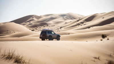 Un 4x4 en las dunas de arena de Merzouga durante una ruta 4x4 por el sur Marruecos.