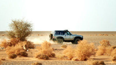 Un 4x4 en las hamadas de arena del desierto durante una ruta en 4x4 por Marruecos.