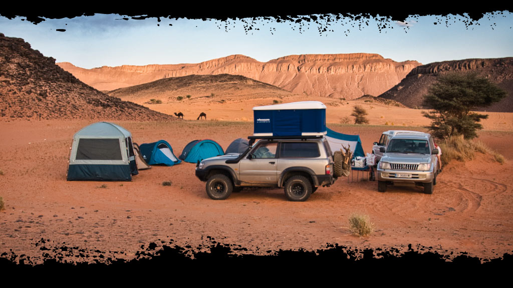 Tres vehículos 4x4 acampando en las montañas del desierto de Marruecos.