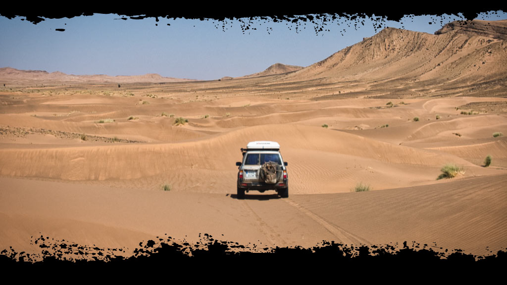 Un 4x4 en las dunas de arena del desierto durante una ruta en 4x4 por Marruecos.