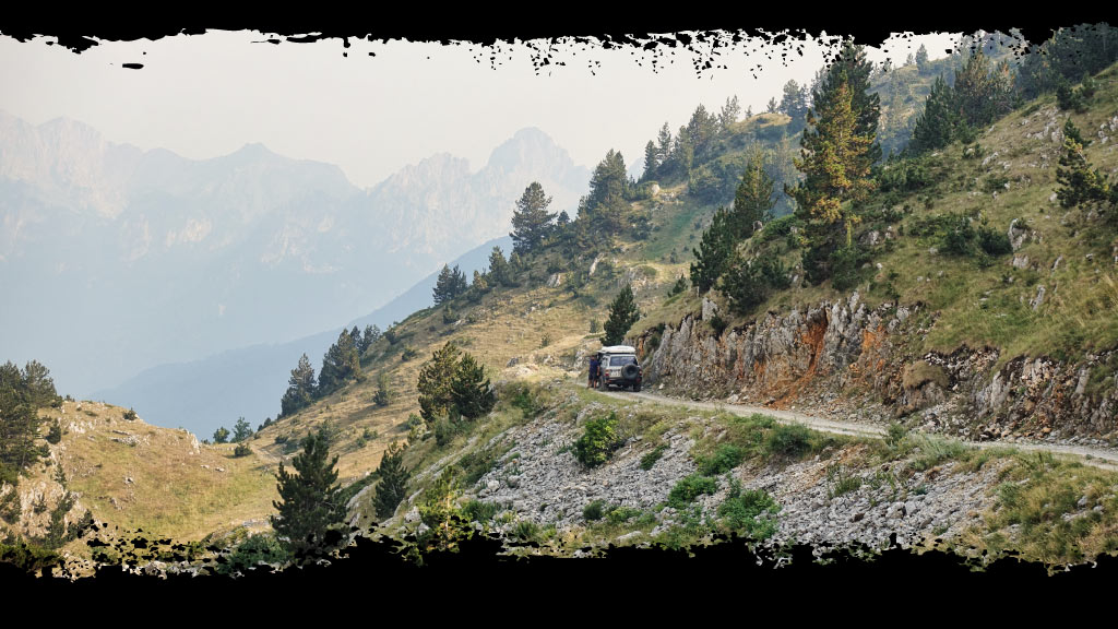 Un 4x4 en las montañas pedregosas de Bósnia durante una ruta por los Balcanes.