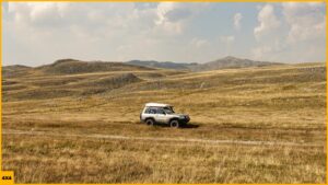 Un vehículo 4x4 circulando por una estepa en las montañas de Montenegro durante una ruta en 4x4 por los Balcanes